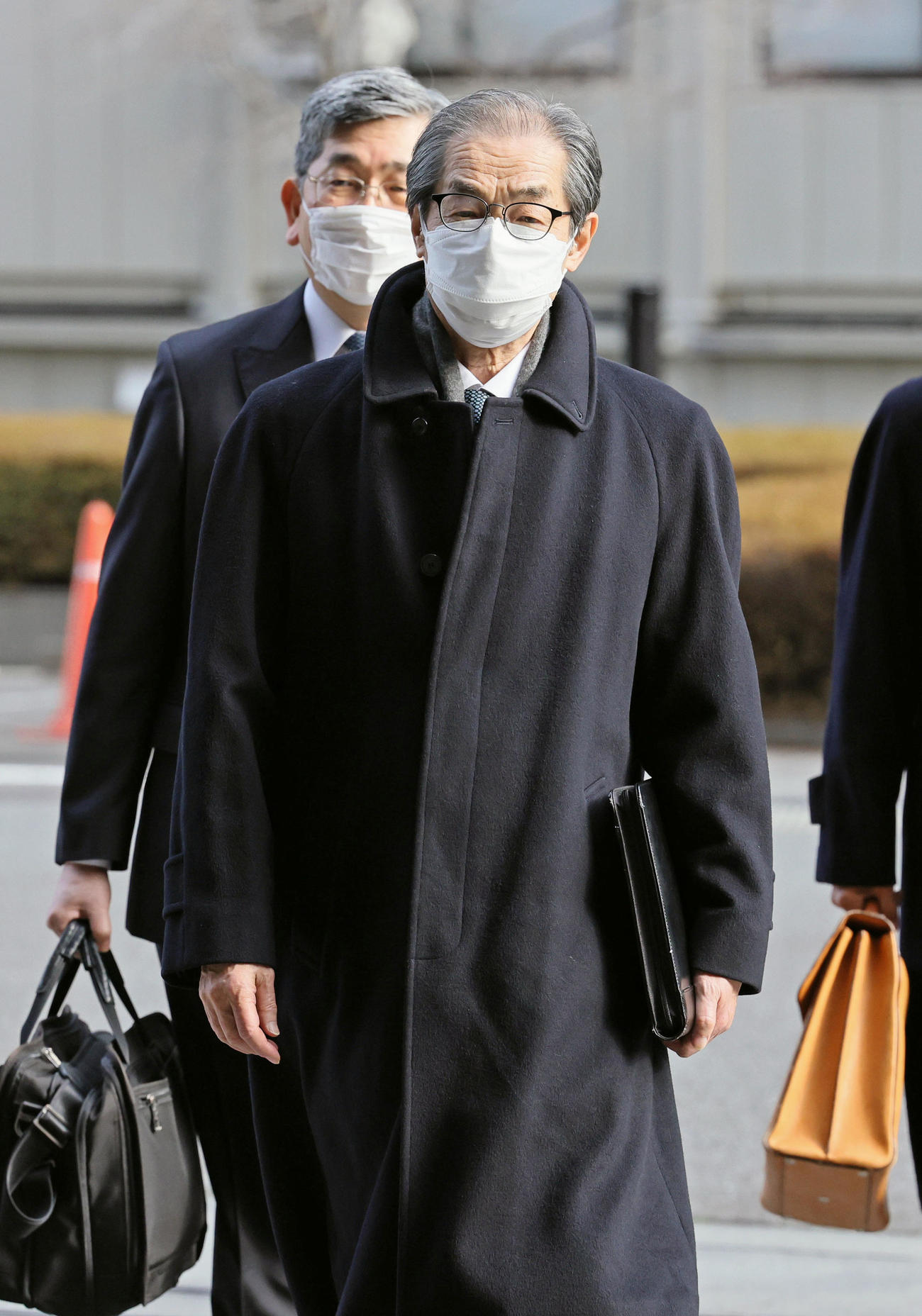 控訴審判決で東京高裁に入る東京電力の武黒一郎元副社長＝18日午後（代表撮影）