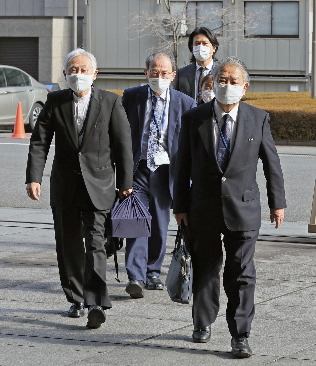 控訴審判決で東京高裁に入る検察官役の指定弁護士＝18日午後（代表撮影）