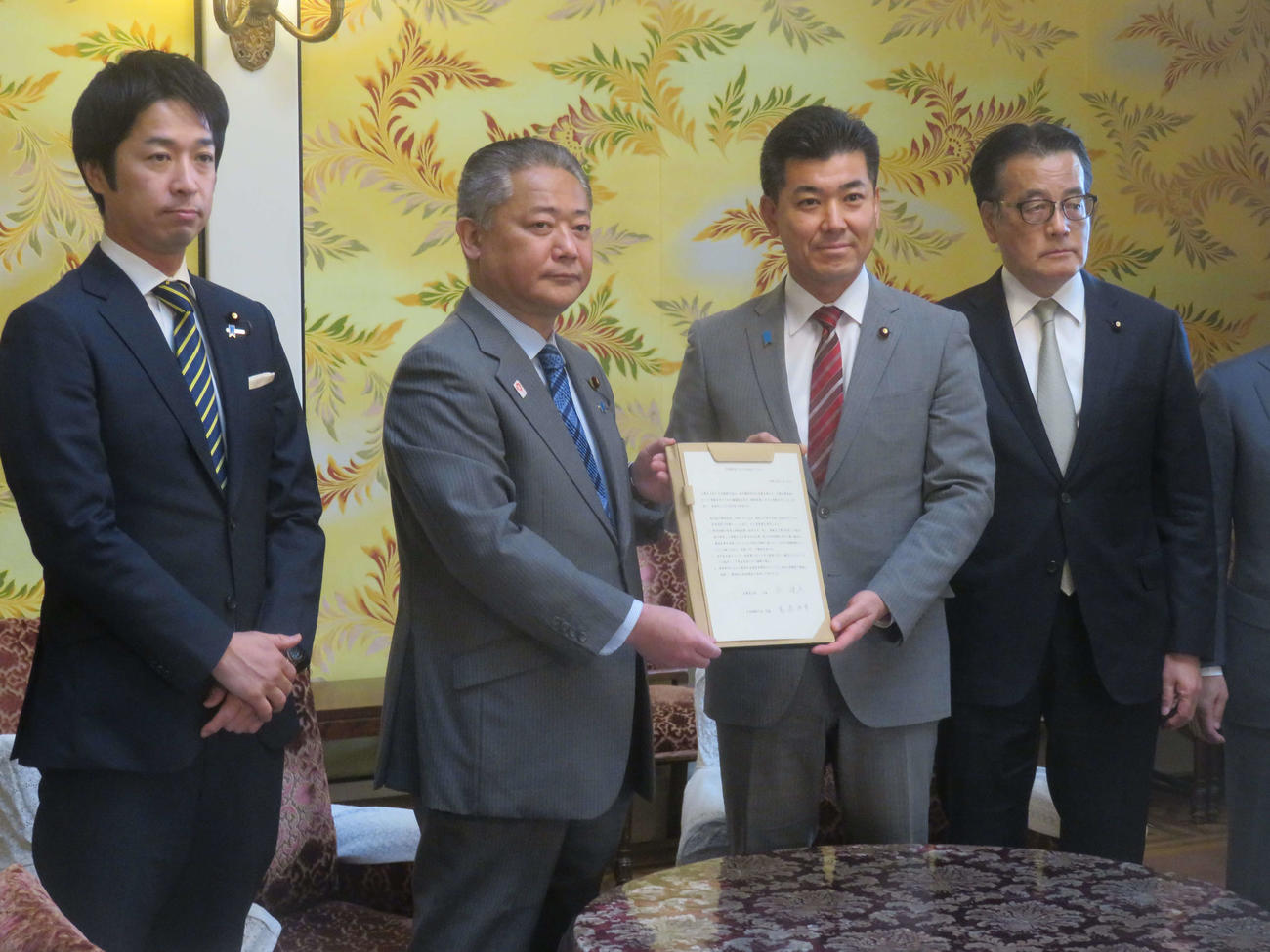 立憲民主党の泉健太代表（右から2人目）と日本維新の会の馬場伸幸代表（同3人目）が国会内で国会共闘で合意し、文書に署名した（撮影・大上悟）