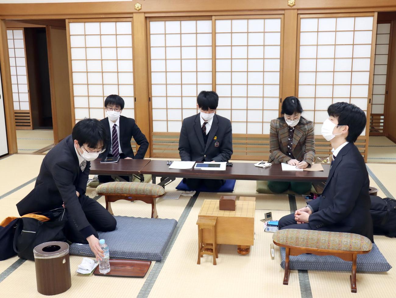 順位戦A級7回戦に臨んだ藤井聡太竜王（右）、豊島将之九段（日本将棋連盟提供）