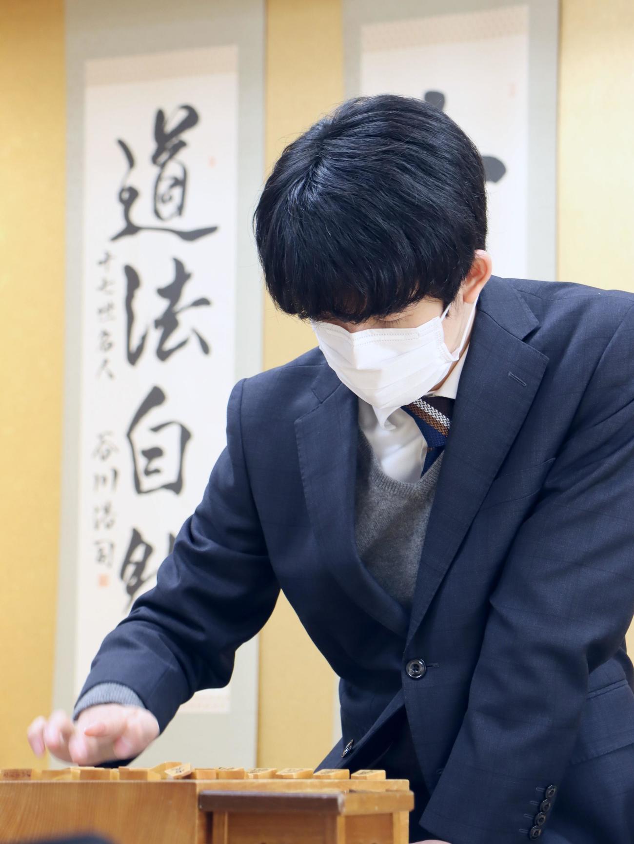 順位戦A級7回戦に臨んだ藤井聡太竜王（日本将棋連盟提供）