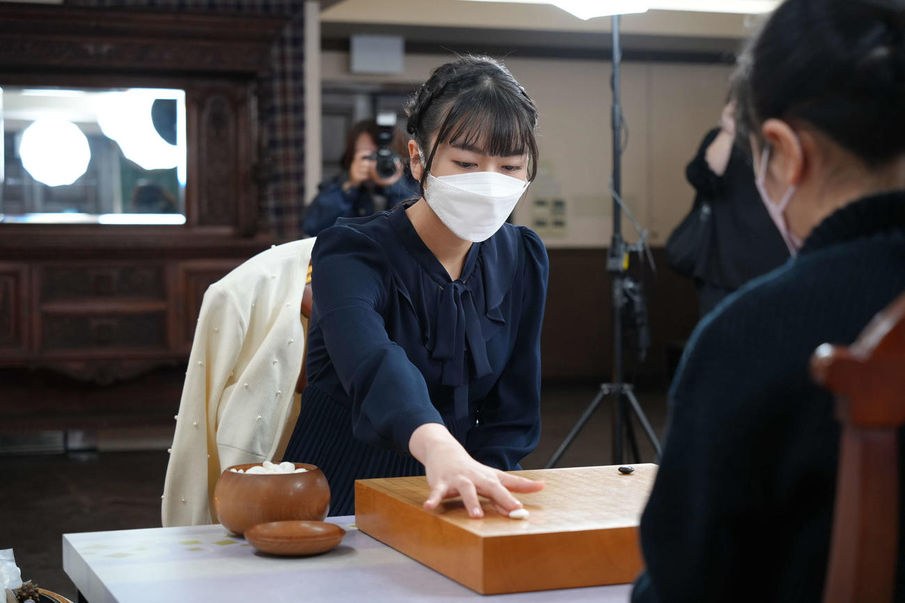 仲邑菫三段を相手に中盤からリードを奪って押し切った上野愛咲美女流棋聖（日本棋院提供）