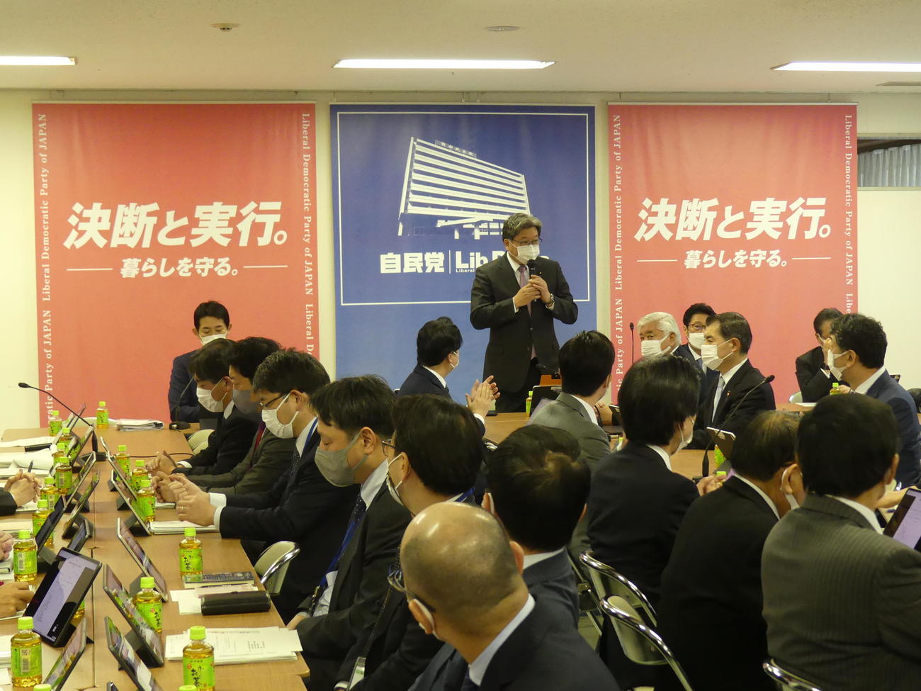 防衛費増額をめぐり、財源をどうするか検討する特命委員会の第1回会合が自民党本部で開かれた（撮影・中山知子）