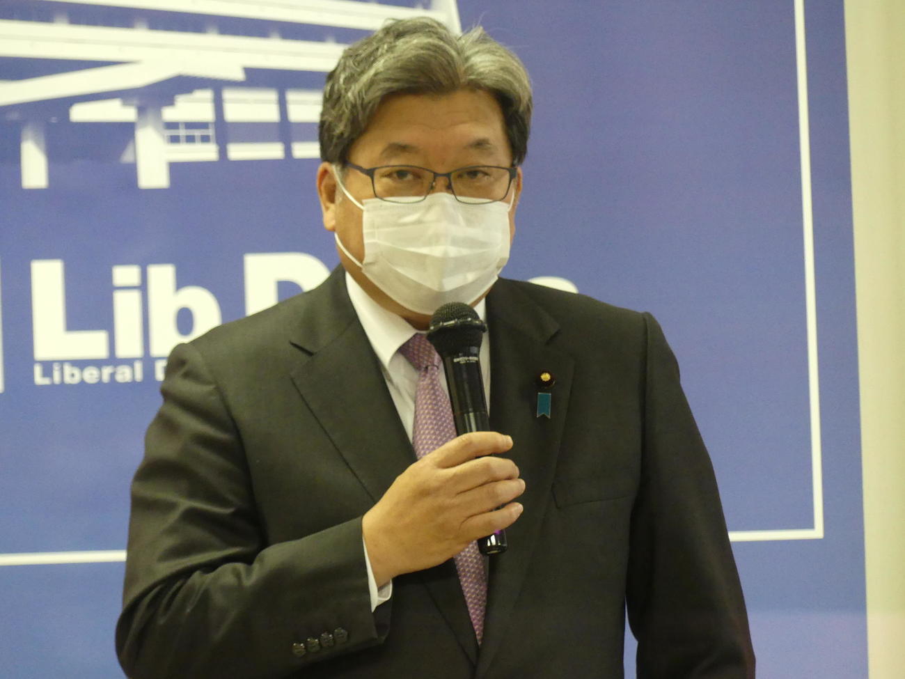 防衛費増額をめぐる財源をどうするか検討する特命委員会の第1回会合であいさつする、自民党の萩生田光一政調会長（撮影・中山知子）