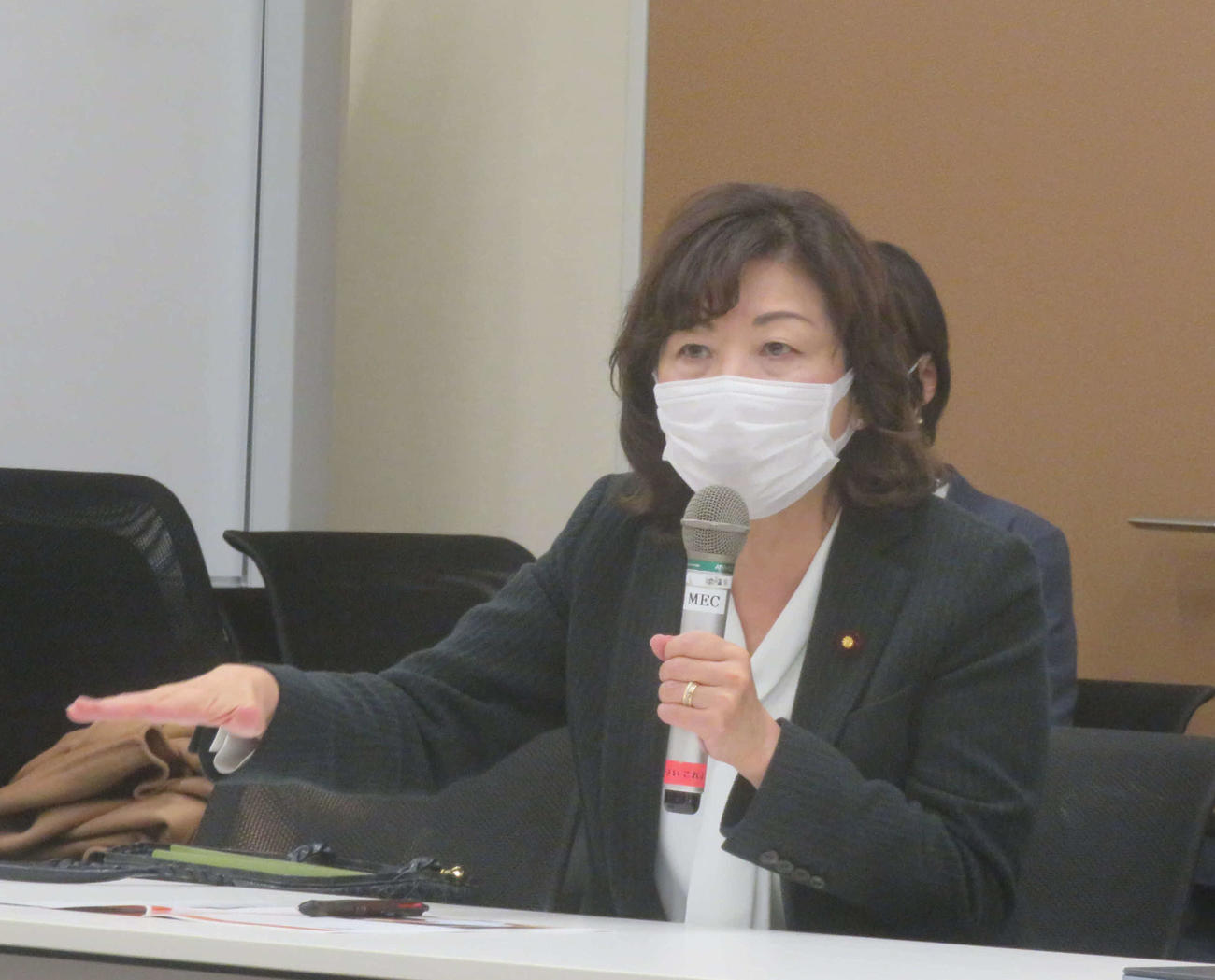 野田聖子前男女共同参画担当相が超党派の女性議員による勉強会で意見交換した（撮影・大上悟）