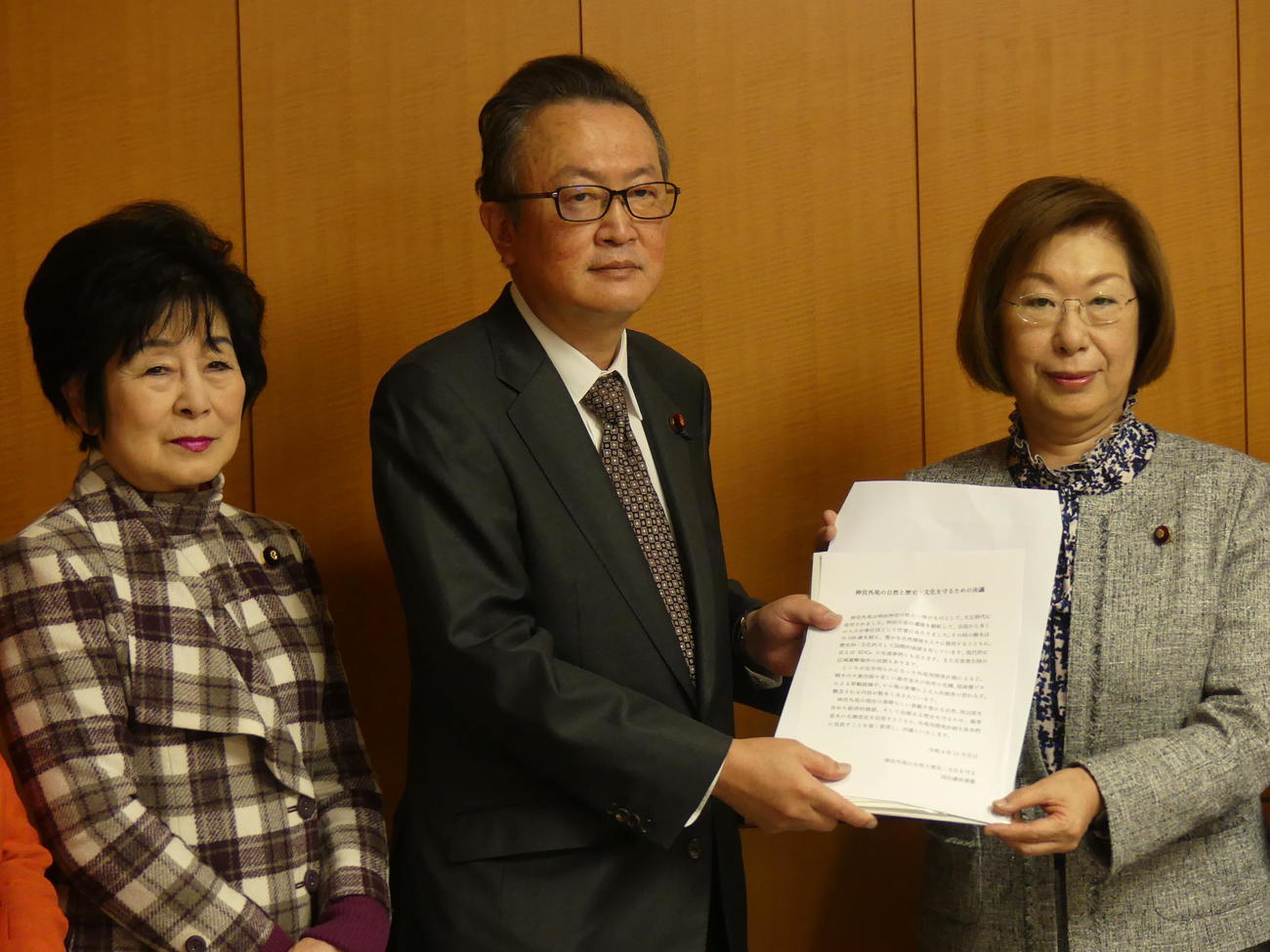 神宮外苑再開発計画の抜本的見直しを求めた決議文を永岡桂子文科相（右）に手渡す超党派議連会長の船田元衆院議員。左は山東昭子前参院議長（撮影・中山知子）