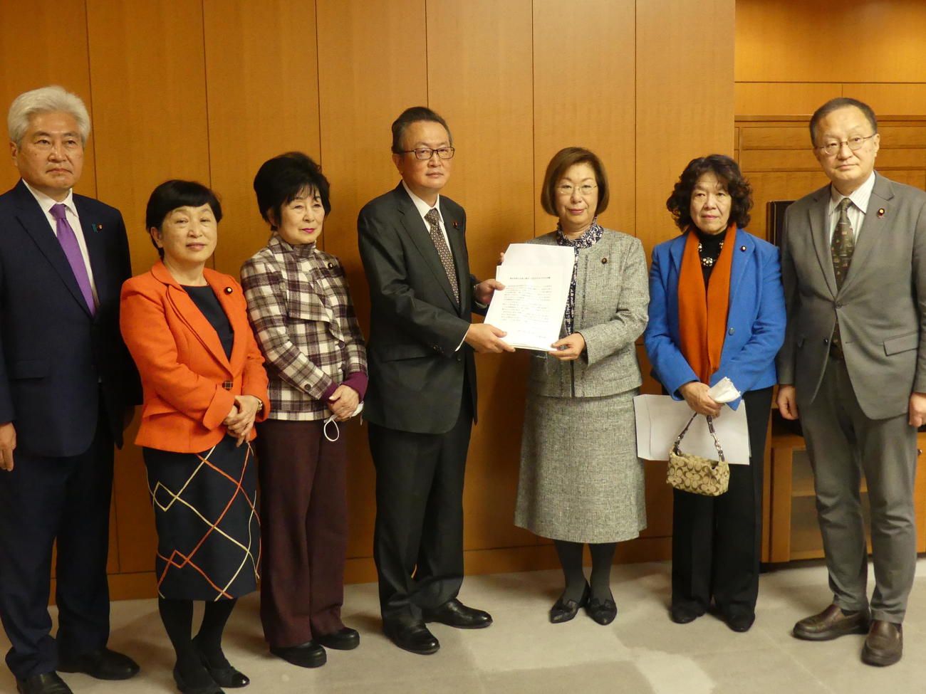 神宮外苑再開発計画の抜本的見直しを求めた決議文を永岡桂子文科相（左から5人目）に手渡す超党派議連の国会議員メンバー（撮影・中山知子）