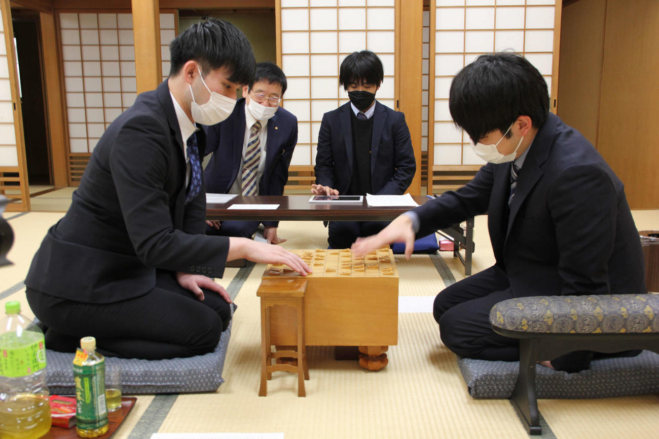 小山怜央アマ（左）は狩山幹生四段（右）に敗れて2勝1敗となり、編入試験の合格が第4局以降に持ち越された（日本将棋連盟提供）