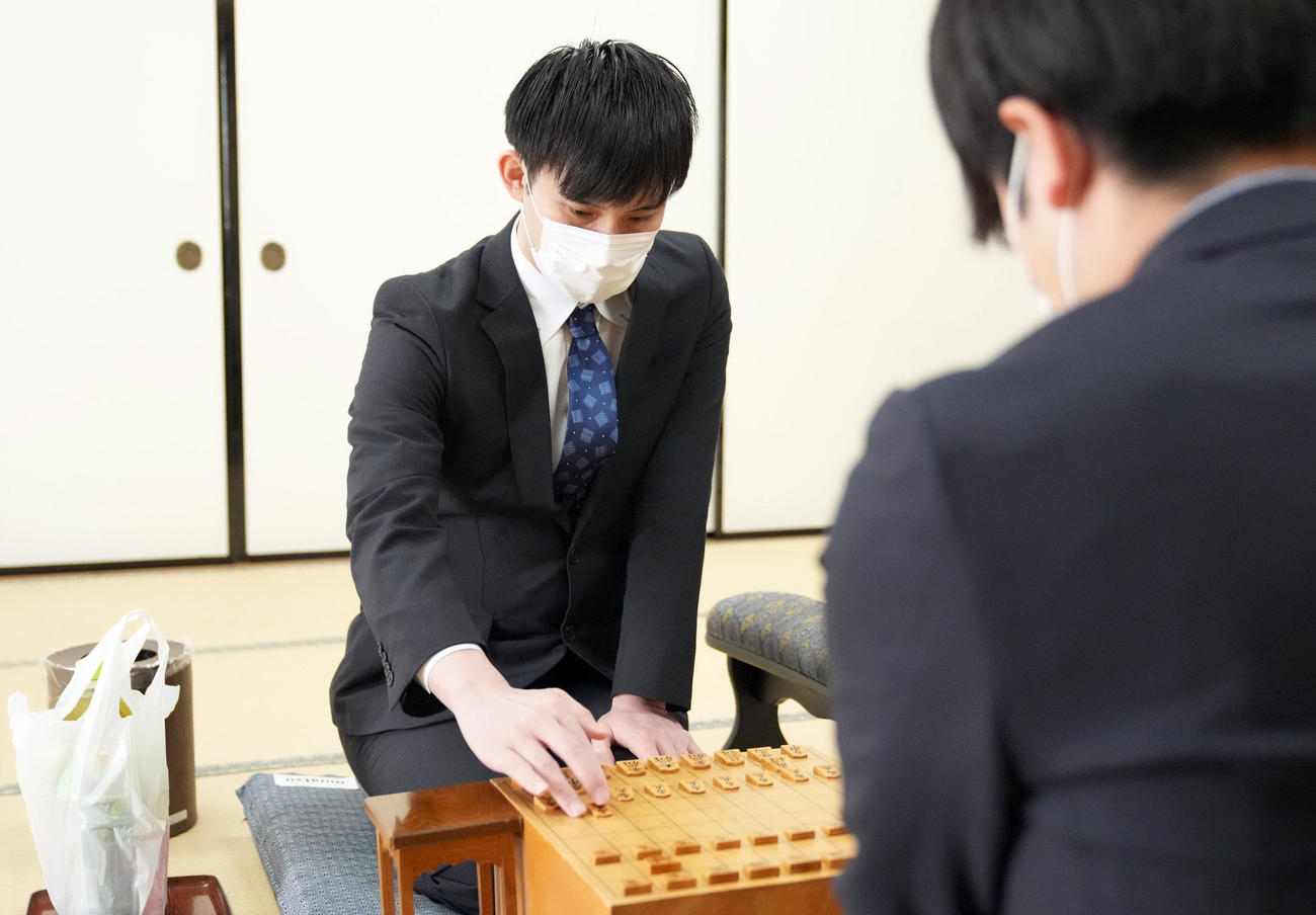 棋士編入試験第3局に臨む小山怜央さん（左）。右は狩山幹生四段（代表撮影）