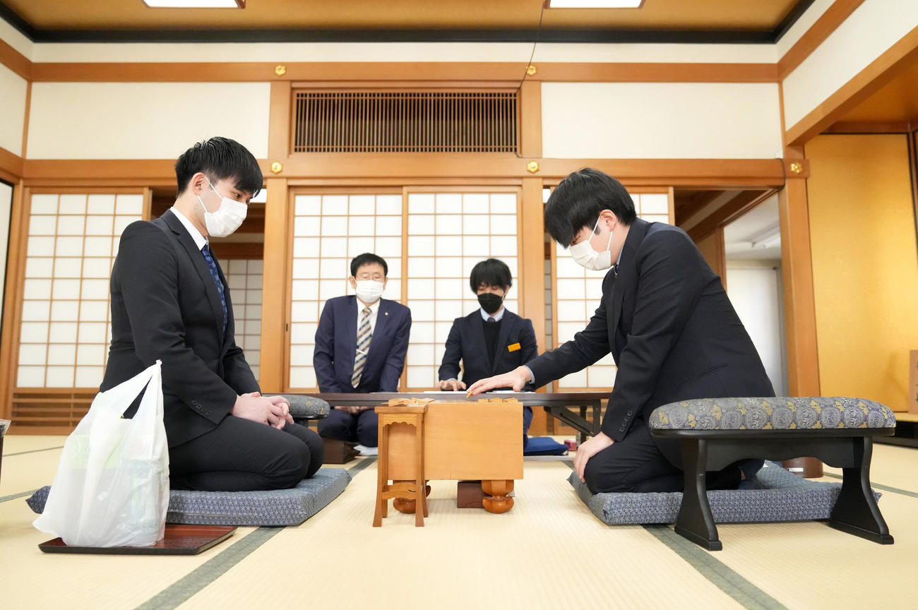 棋士編入試験第3局に臨む小山怜央さん（左）。右は狩山幹生四段（代表撮影）