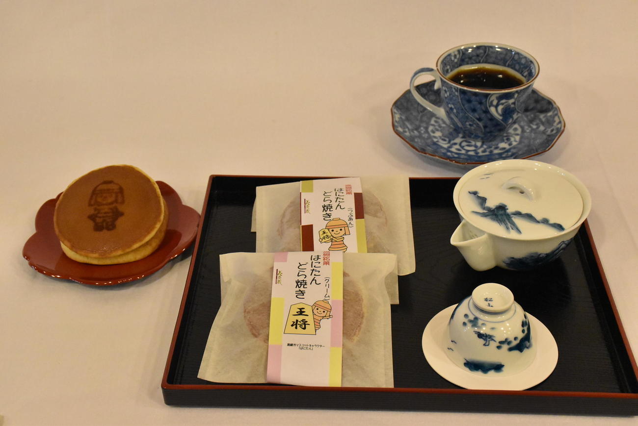 羽生善治九段が午後のおやつに注文した「はにたんどら焼き」「ホットコーヒー」（日本将棋連盟提供）