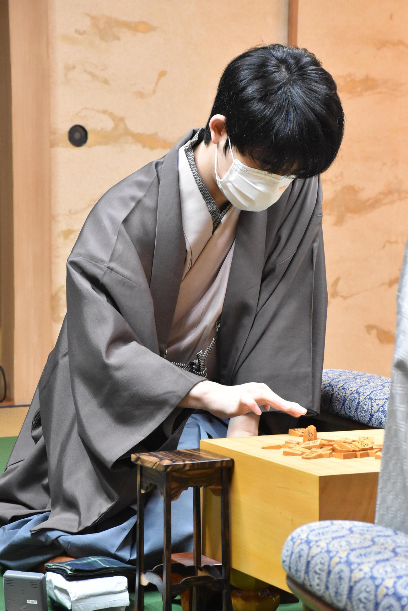 第72期ALSOK杯王将戦7番勝負第2局に臨んだ藤井聡太王将（日本将棋連盟提供）
