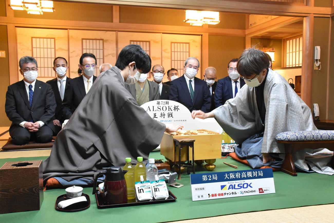 第72期ALSOK杯王将戦7番勝負第2局に臨んだ藤井聡太王将（左）、羽生善治九段（日本将棋連盟提供）