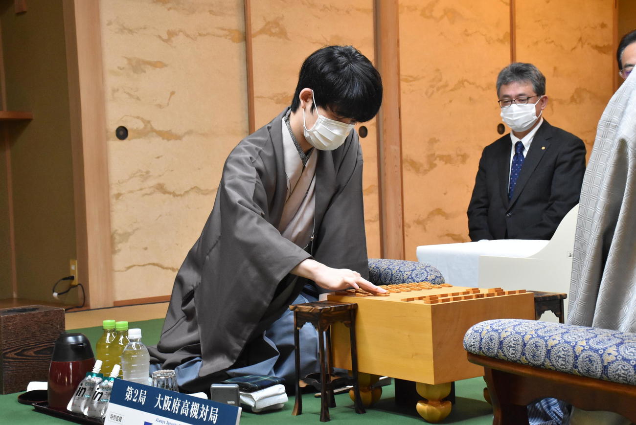 第72期ALSOK杯王将戦7番勝負第2局に臨んだ藤井聡太王将（日本将棋連盟提供）