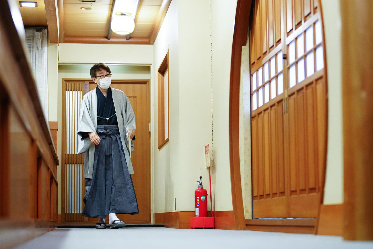 封じ手を書くため、部屋を移動する羽生善治九段（代表撮影）
