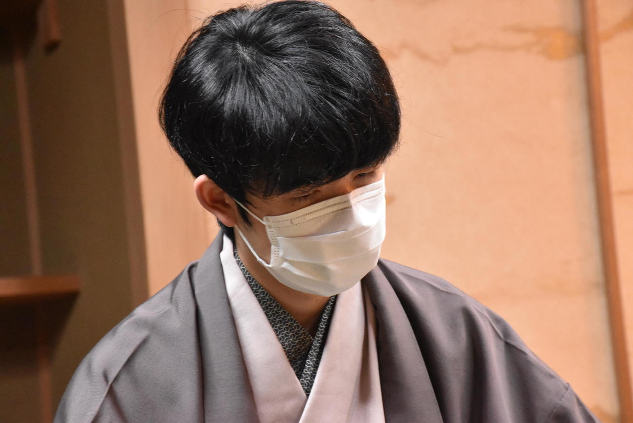 第72期ALSOK杯王将戦7番勝負第2局1日目を終えた藤井聡太王将（日本将棋連盟提供）