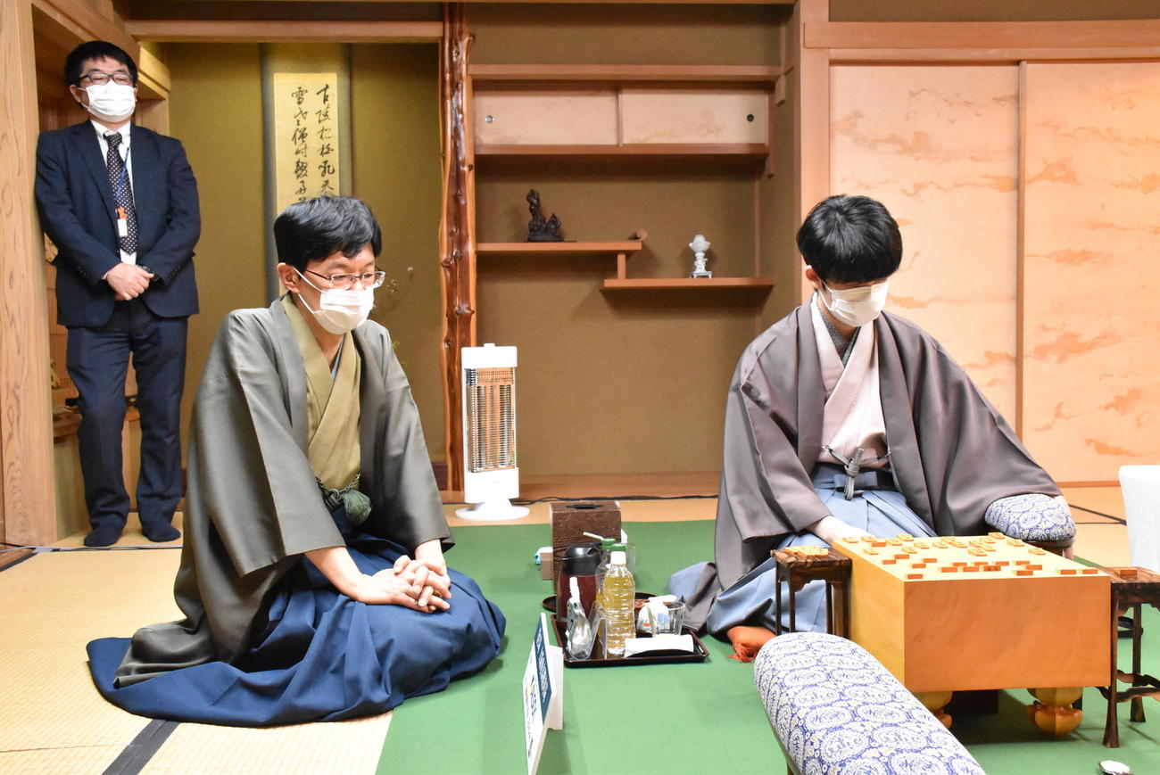羽生善治九段の封じ手を待つ藤井聡太王将（右）、立会人の谷川浩司17世名人（日本将棋連盟提供）