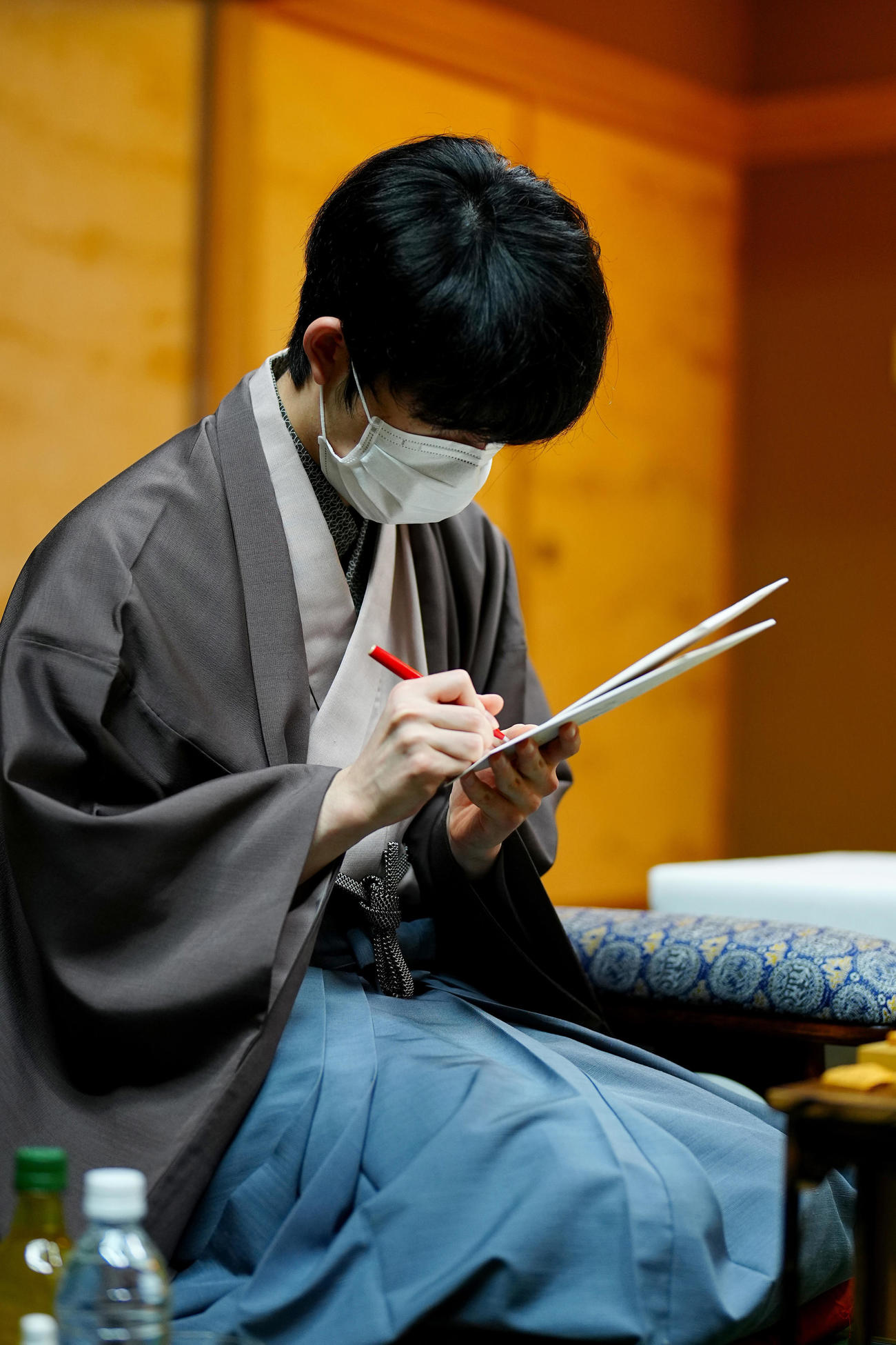 封じ手の入った封筒にサインする藤井聡太王将（代表撮影）