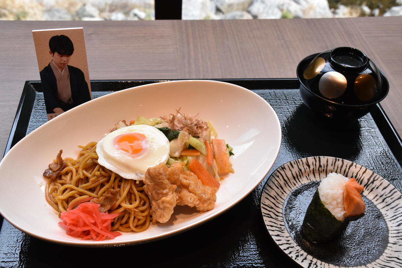 藤井聡太王将が昼食に注文した「高槻野菜たっぷりソース焼きそば」と「サケおむすび」（日本将棋連盟提供）