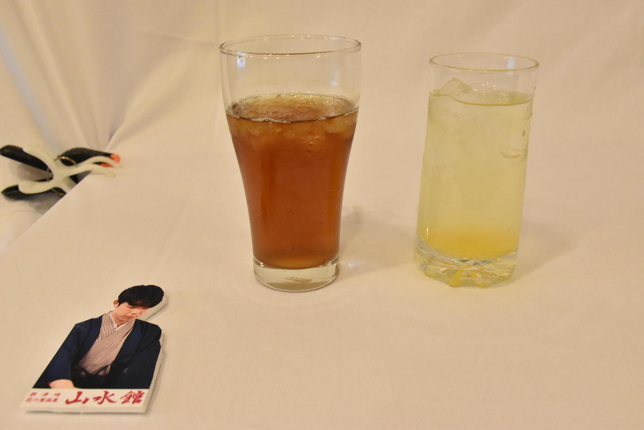 藤井聡太王将が2日目午後のおやつに注文した「アイスティー」「ゆずソーダ」（日本将棋連盟提供）