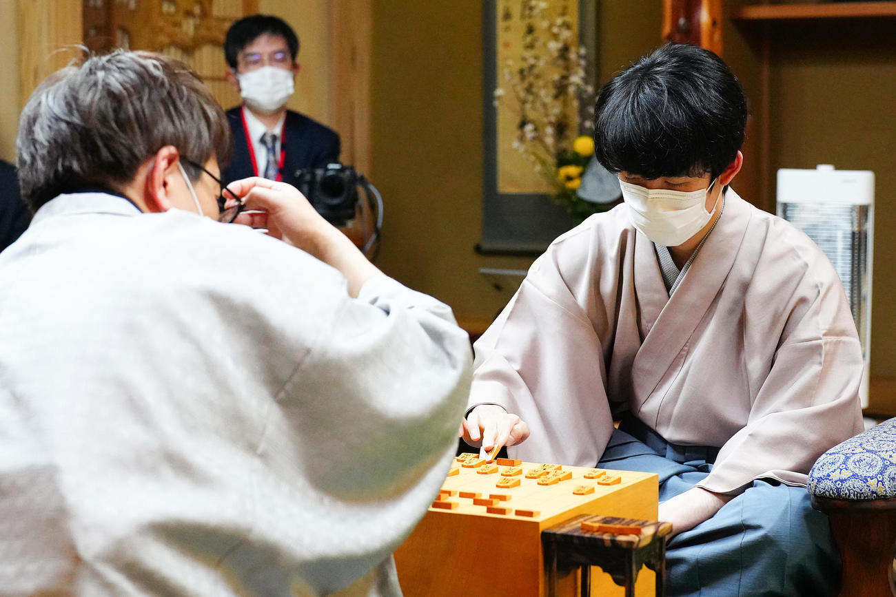対局を終え、感想戦に臨む藤井聡太王将（右）と羽生善治九段（撮影・河野　光希）（代表撮影）