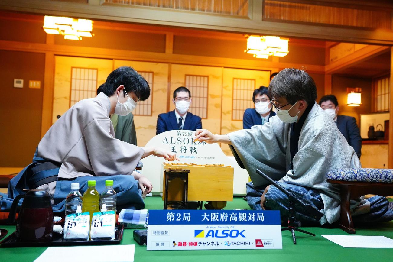 対局を終え、感想戦に臨む藤井聡太王将（左）と羽生善治九段