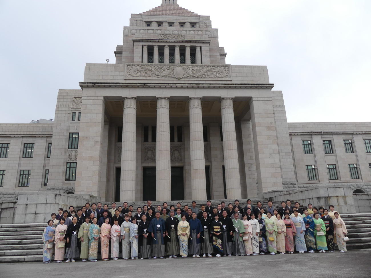 3年ぶりに行われた「和装議連」の撮影会に着物姿で臨む国会議員（撮影・中山知子）