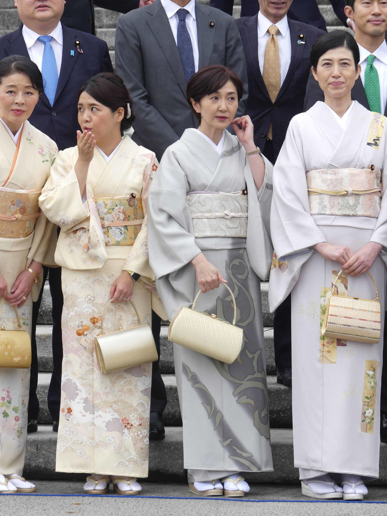 通常国会召集日、着物姿で自民党議員との撮影会臨む自民党の生稲晃子参院議員（左から3人目）（撮影・中山知子）