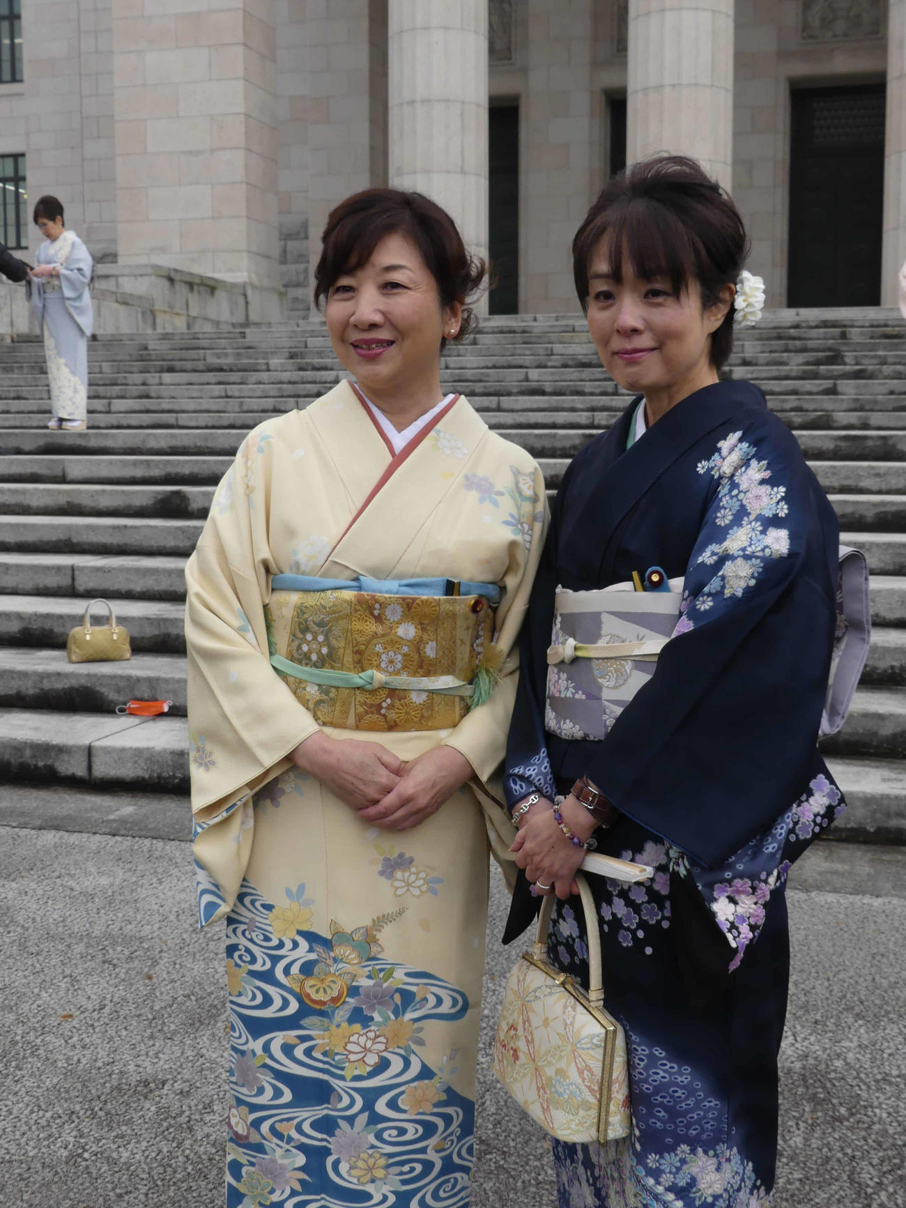 3年ぶりに開かれた「和装議連」の撮影会に議連会長の野田聖子衆院議員（左）と臨む自民党の杉田水脈衆院議員（撮影・中山知子）