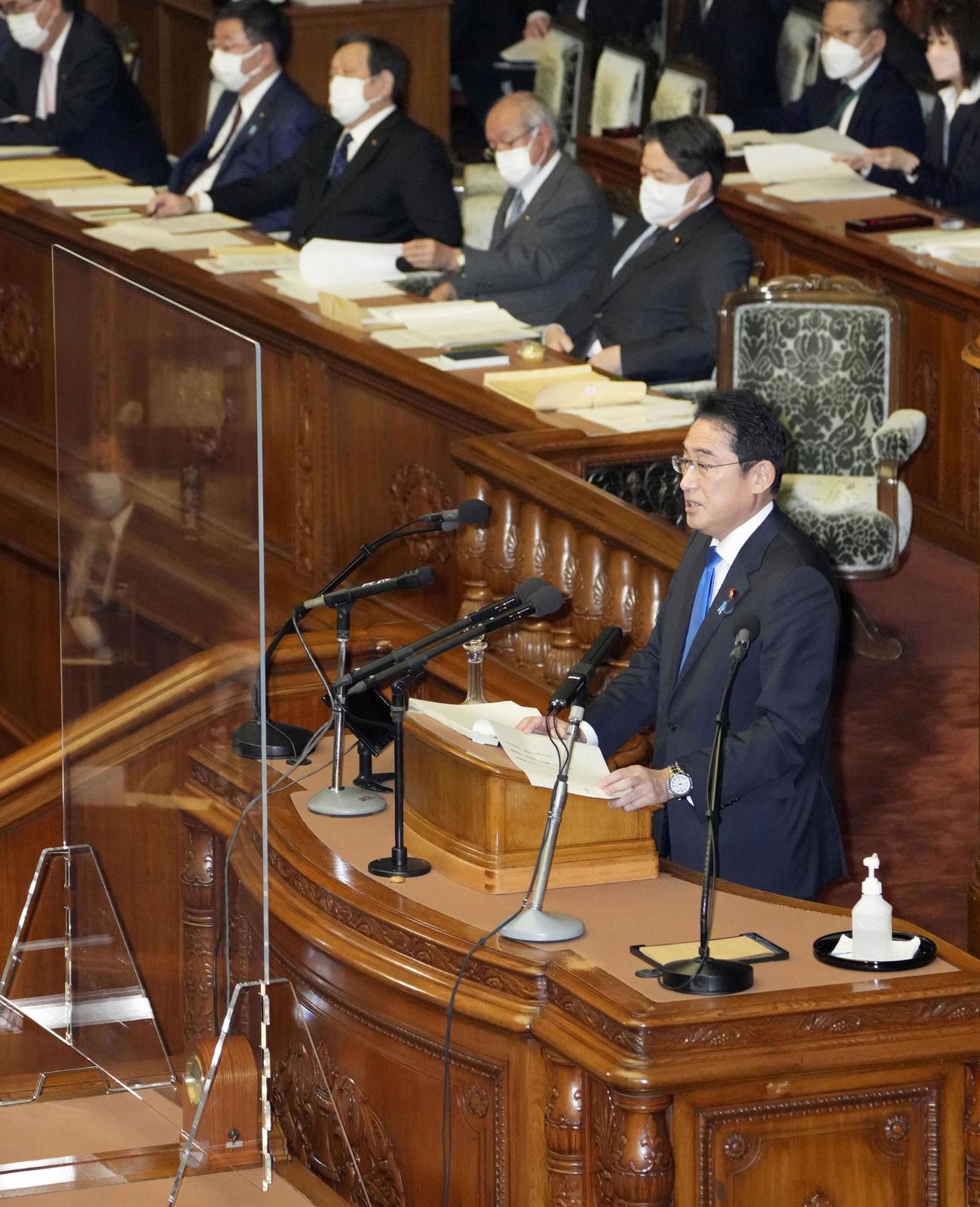 第211通常国会が召集され、衆院本会議で施政方針演説をする岸田首相（共同）