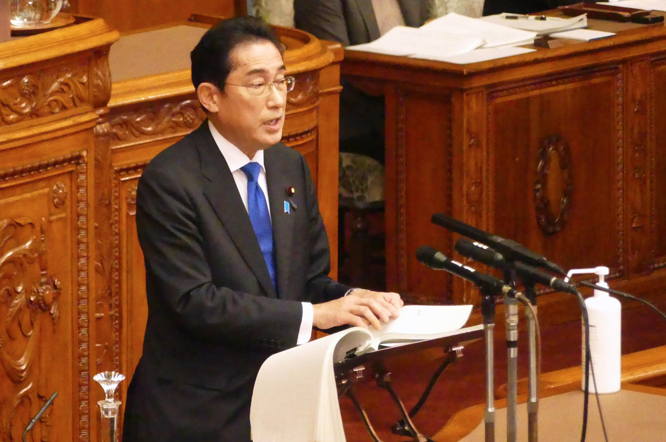 マスクなしで施政方針演説を行う岸田文雄首相（撮影・中山知子）