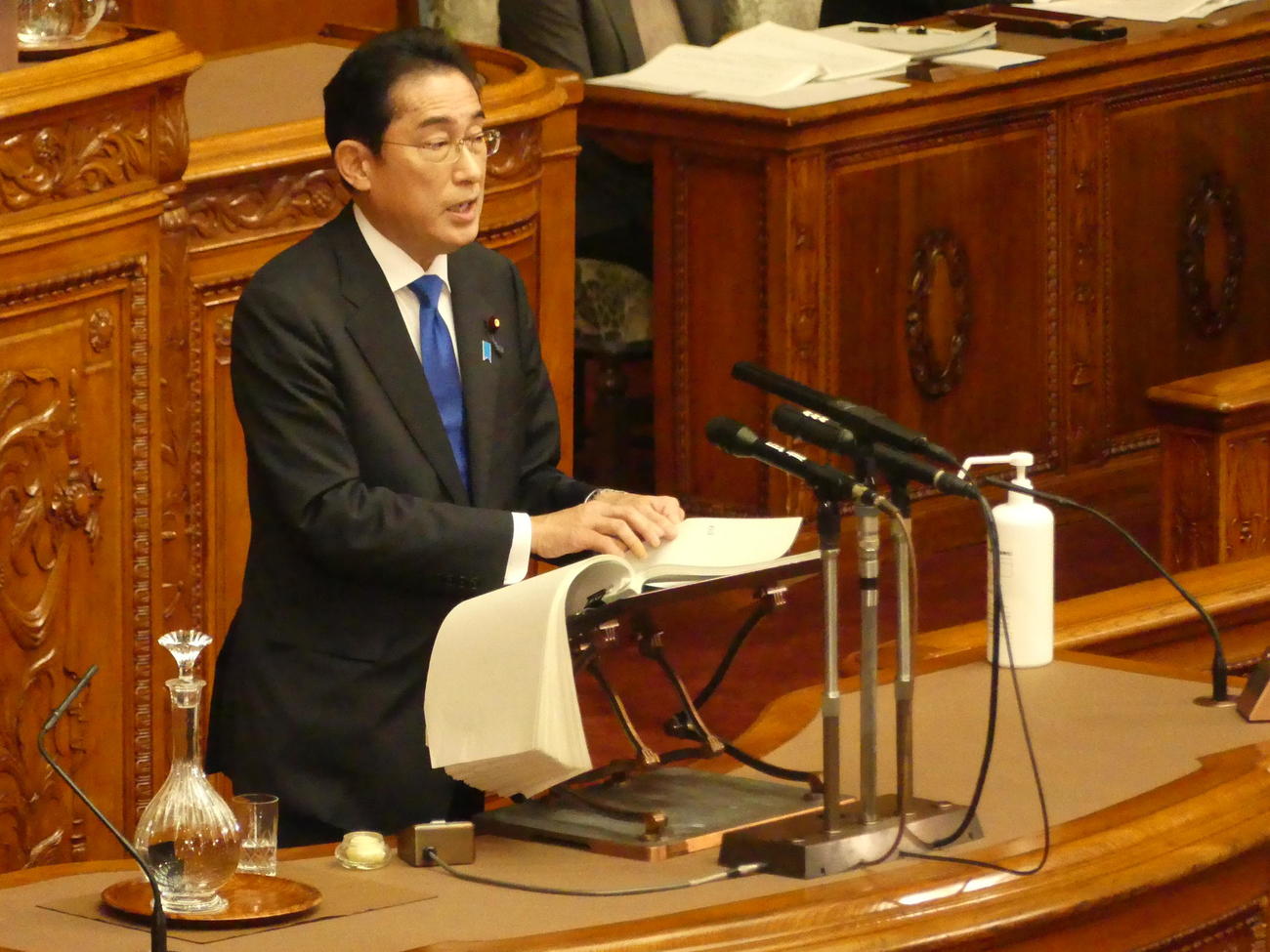 マスクなしで施政方針演説を行う岸田文雄首相（撮影・中山知子）