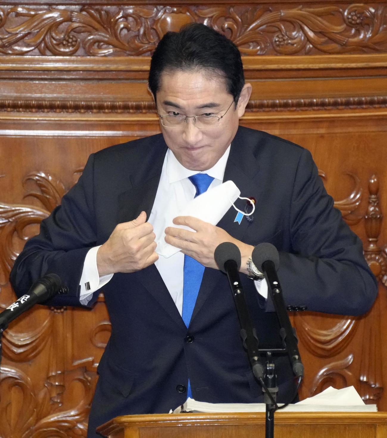 衆院本会議でマスクを外して施政方針演説に臨む岸田首相（共同）