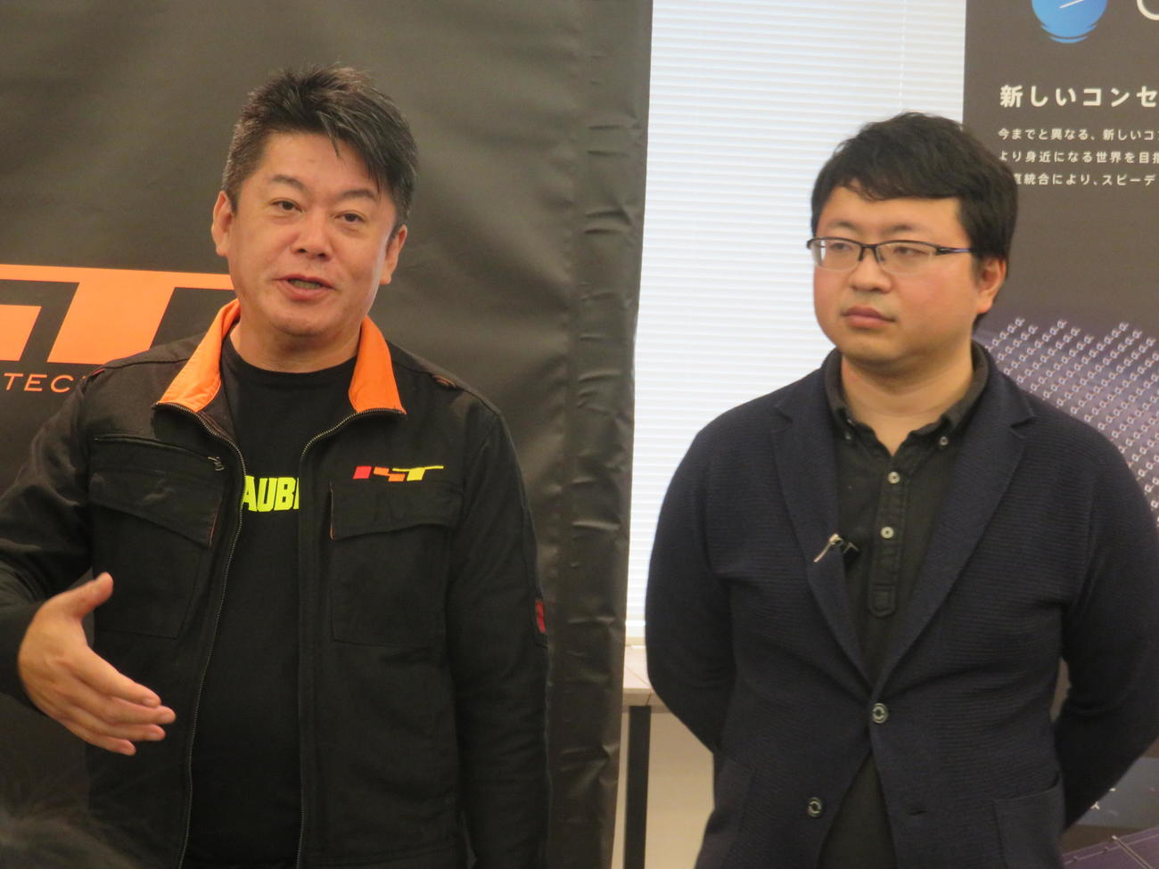 大型ロケット「DECA」打ち上げ構想を発表した堀江貴文氏（左）と稲川貴大社長