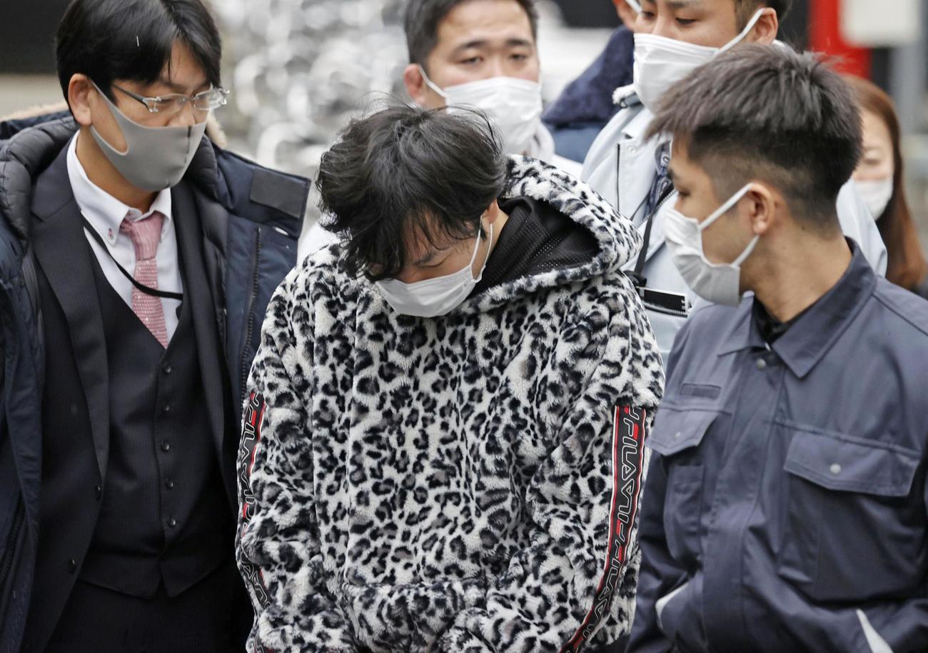 強盗傷害容疑で逮捕された山田雅也容疑者（中央）