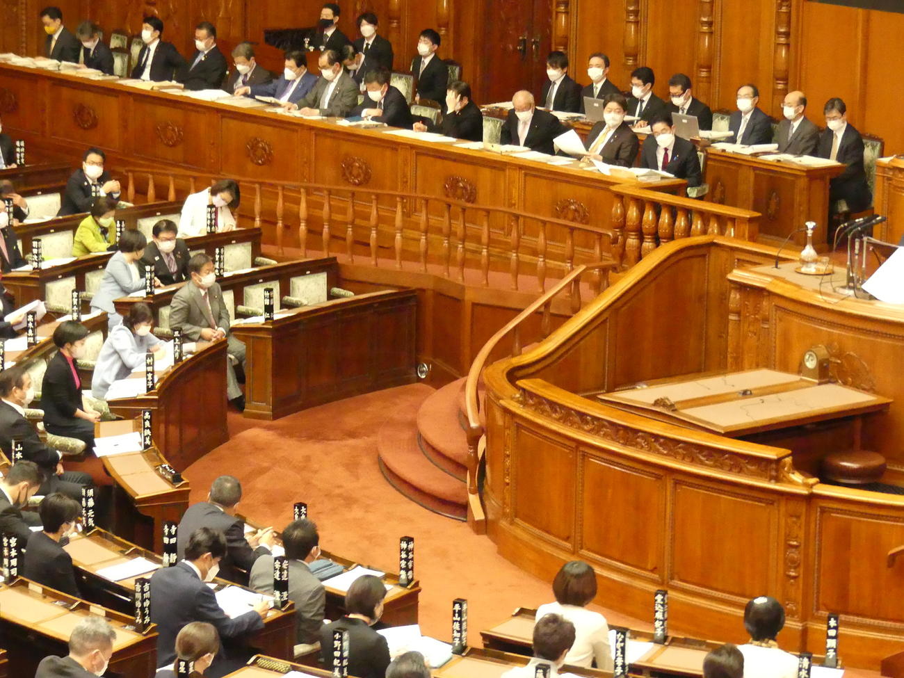 通常国会召集後も欠席が続くガーシー参院議員の議席は、演壇のほぼ正面で岸田首相の席にも近い（撮影・中山知子）