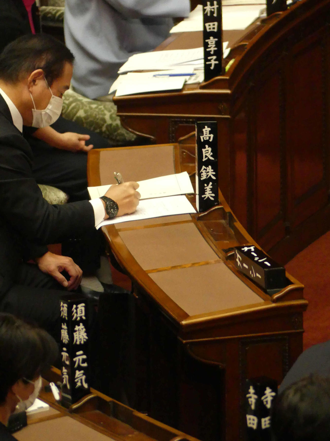 名札が横に倒され、欠席を示す状態が続くガーシー参院議員の本会議場の議席は最前列にある（撮影・中山知子）
