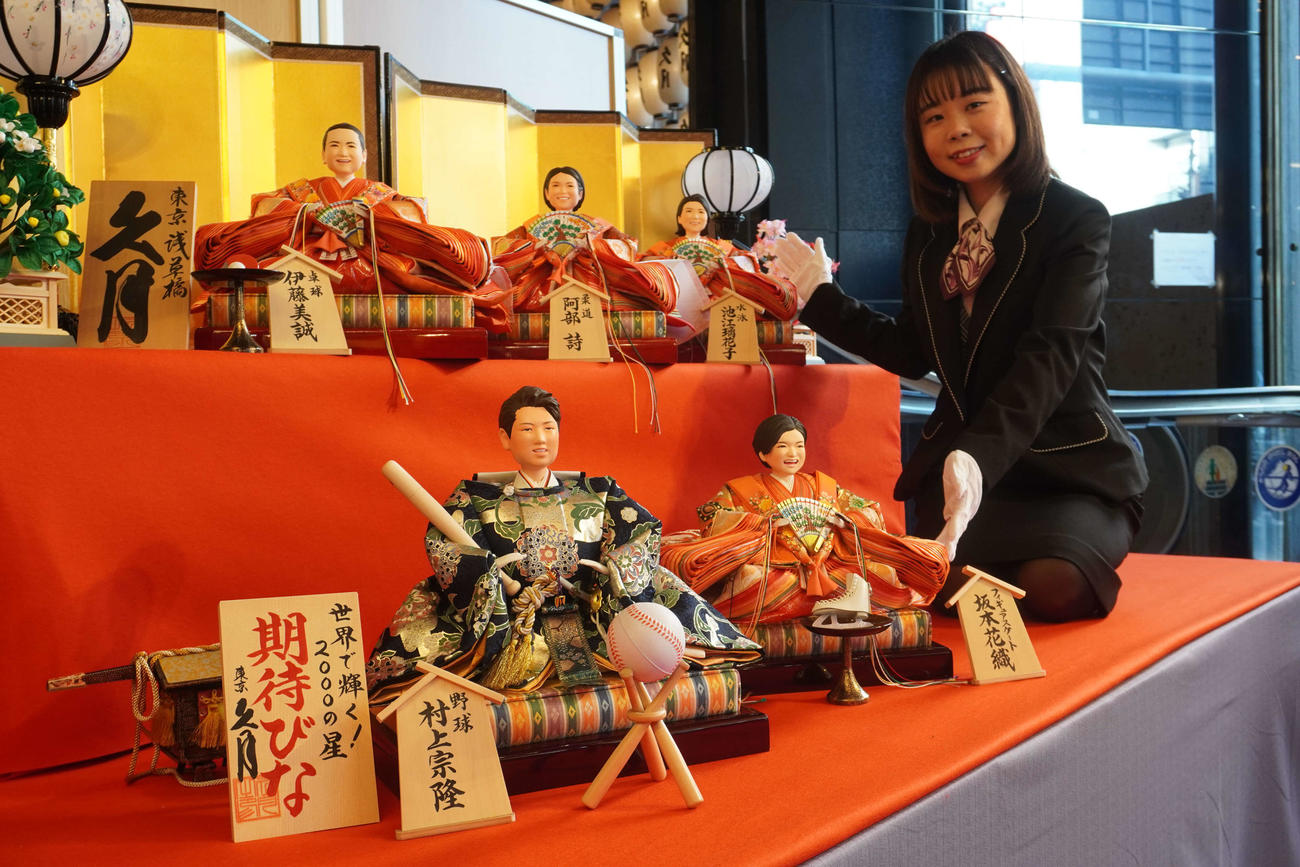 「今年の期待びな」として製作されたひな人形。前段手前から反時計回りにヤクルト村上宗隆内野手、フィギュアスケートの坂本花織、競泳の池江璃花子、柔道の阿部詩、卓球の伊藤美誠（撮影・沢田直人）