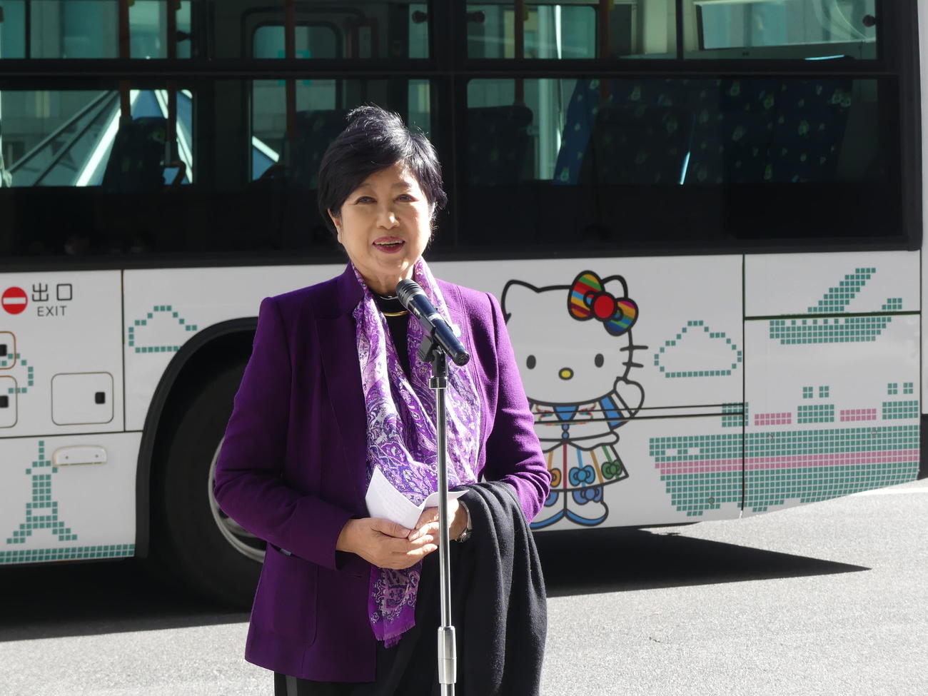 次世代バイオ燃料を使った都営バスの出発式であいさつする東京都の小池百合子知事（撮影・中山知子）