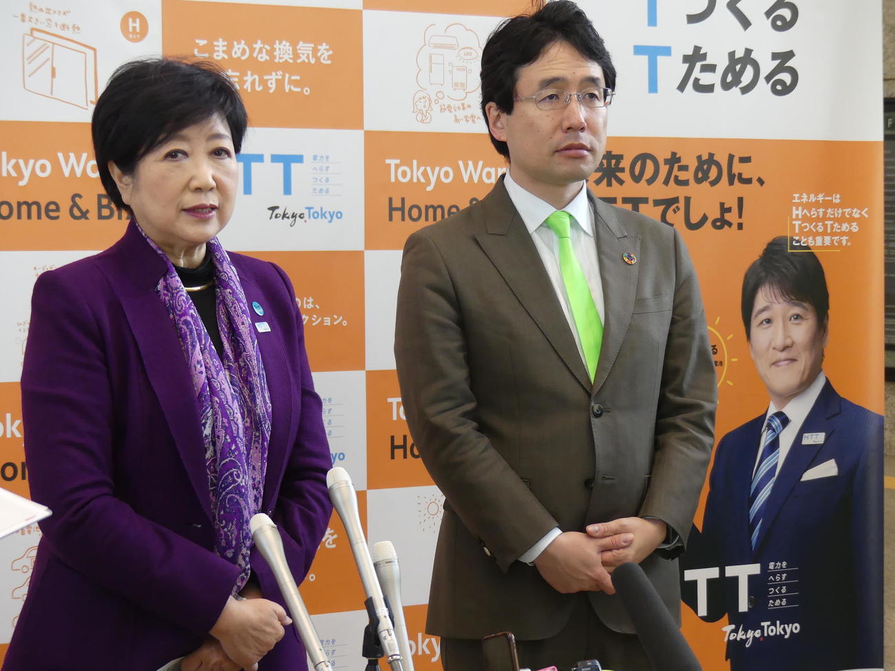 次世代バイオ燃料を使った都営バス出発式の後取材に応じる小池百合子都知事（左）とユーグレナの出雲充社長（撮影・中山知子）