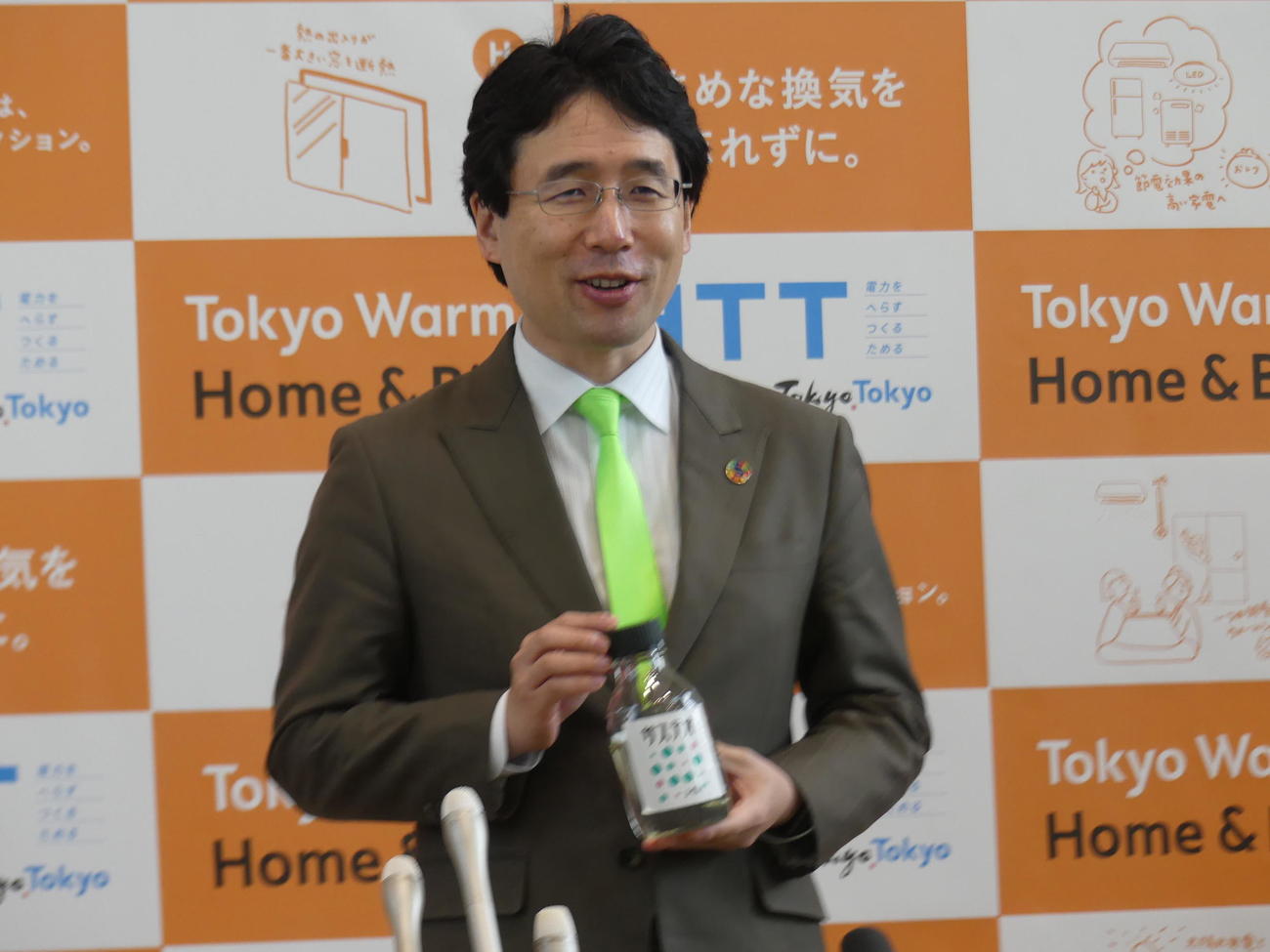 自社生産の次世代バイオ燃焼「サステオ」を手にしたユーグレナの出雲充社長（撮影・中山知子）