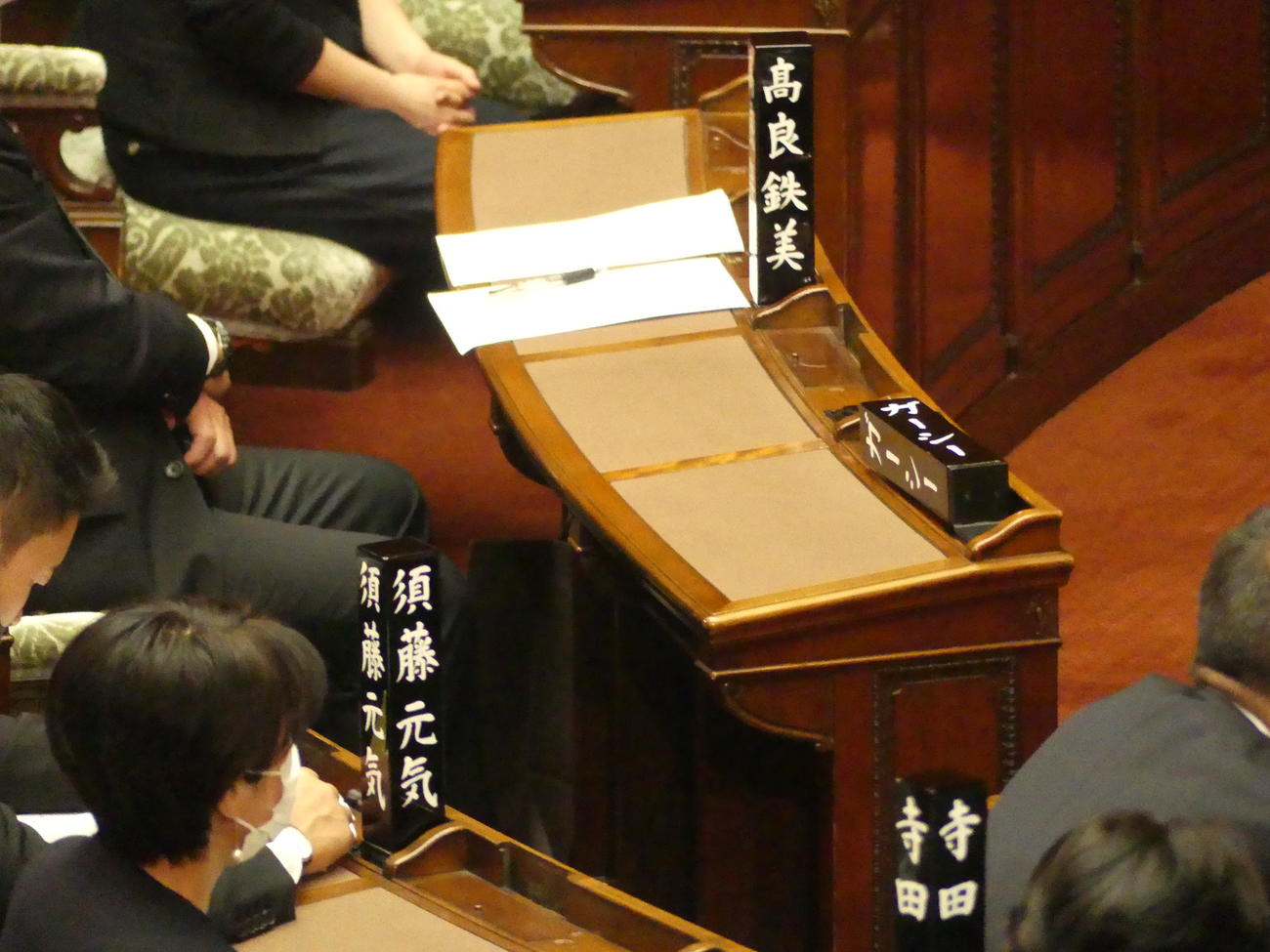名札が横に倒され、欠席を示す状態が続くガーシー参院議員の本会議場の議席（2023年1月24日撮影）