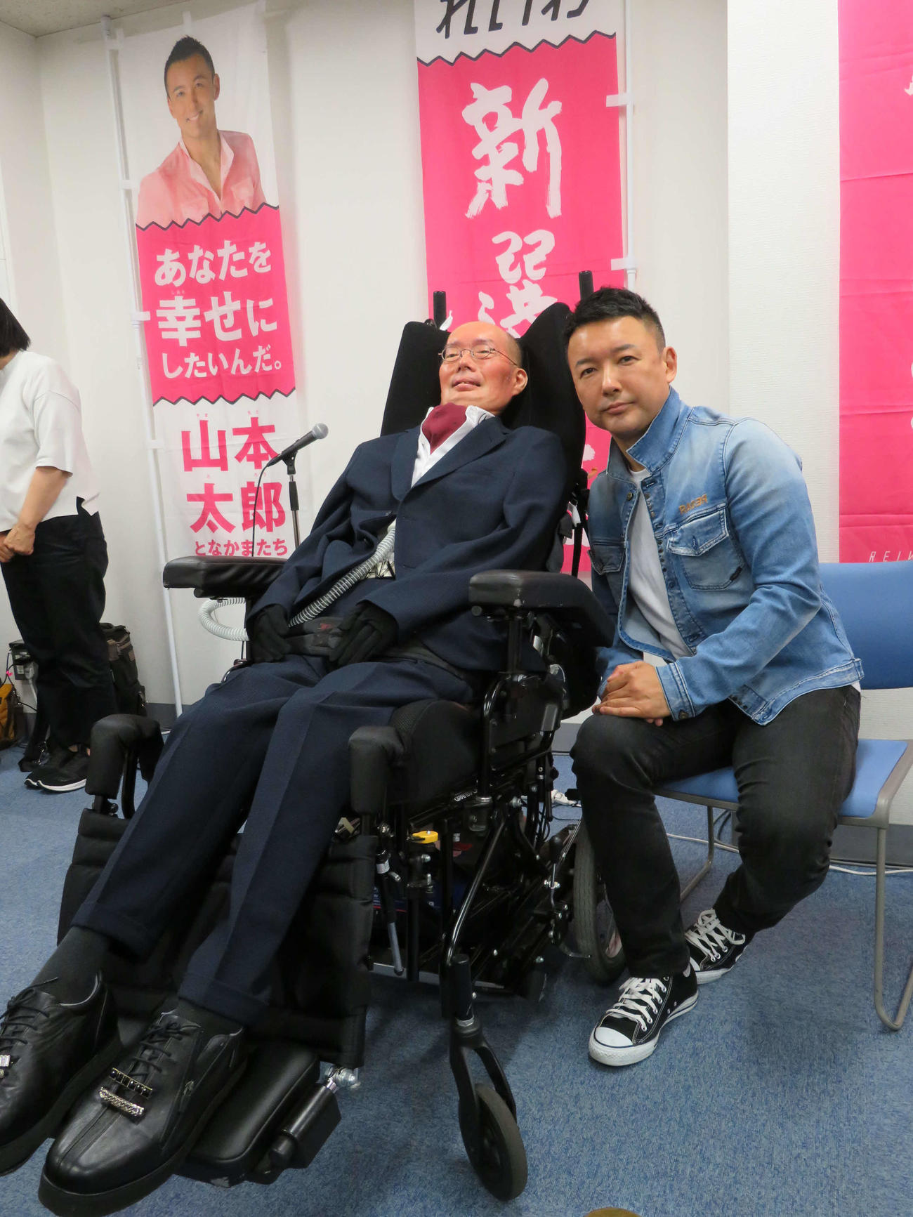 れいわ新選組の舩後靖彦氏（左）と山本太郎氏（2019年7月撮影）