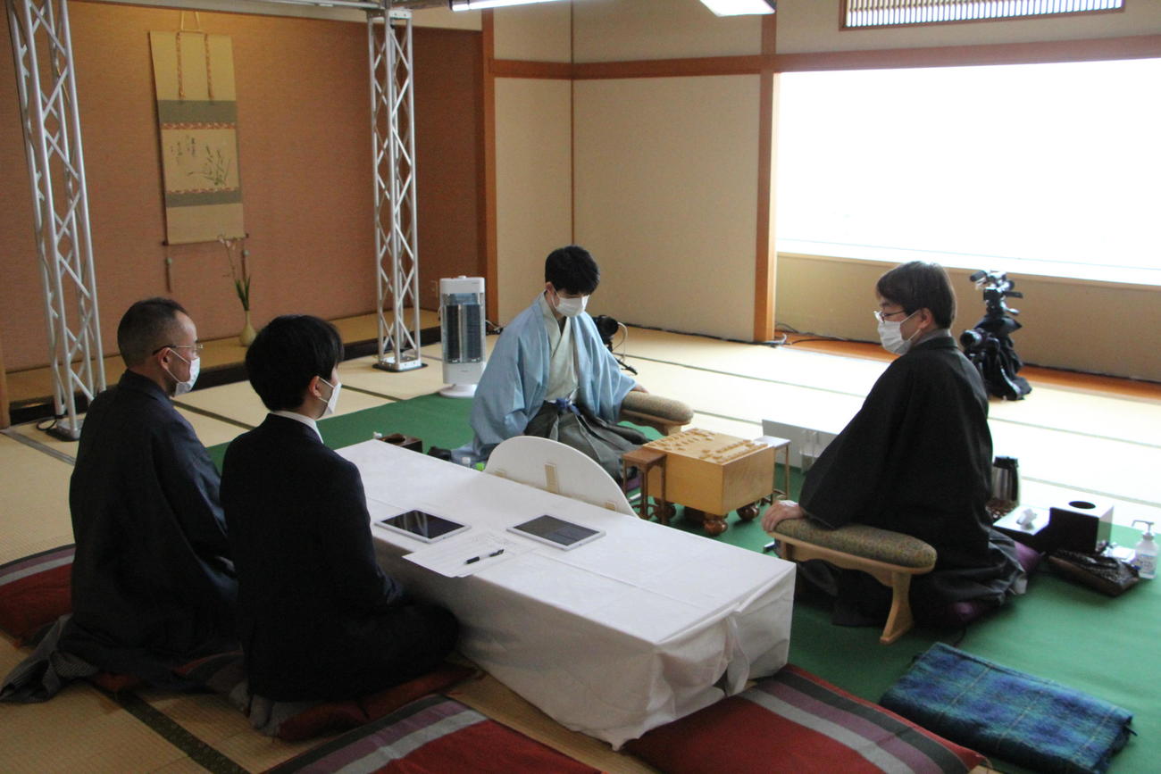 第72期ALSOK杯王将戦7番勝負第3局に臨んだ藤井聡太王将（左）、羽生善治九段（日本将棋連盟提供）