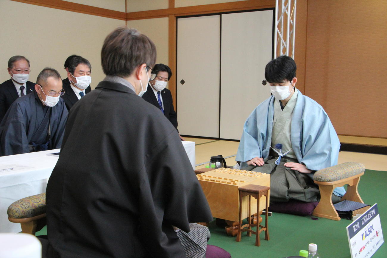第72期ALSOK杯王将戦7番勝負第3局に臨んだ藤井聡太王将（右）、羽生善治九段（日本将棋連盟提供）