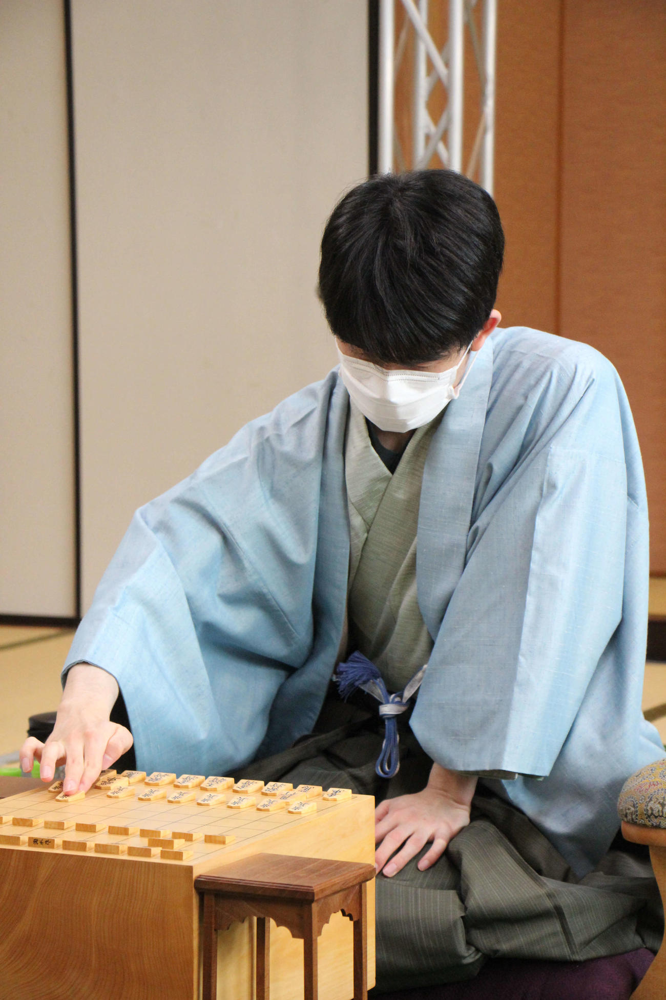 第72期ALSOK杯王将戦7番勝負第3局で初手を指す藤井聡太王将（日本将棋連盟提供）