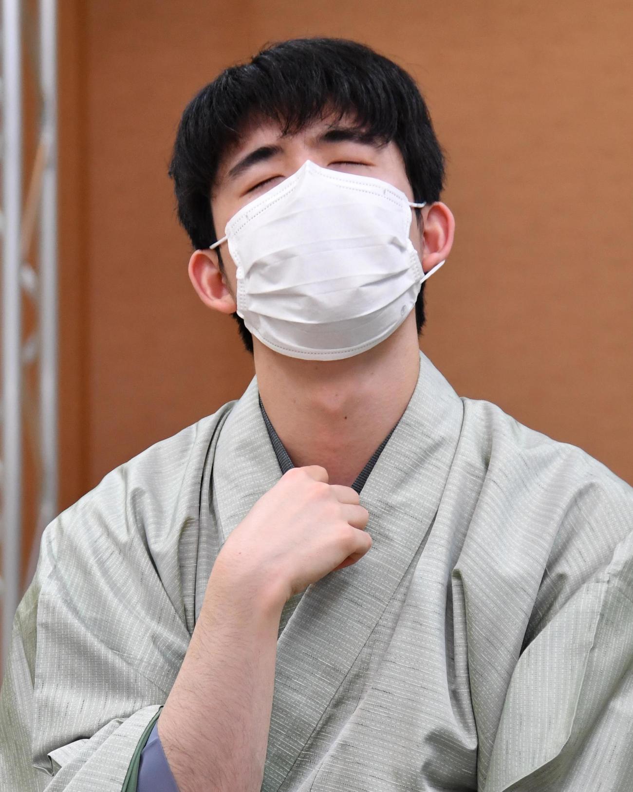 勝利した藤井聡太王将は目をつぶり熟考（代表撮影）