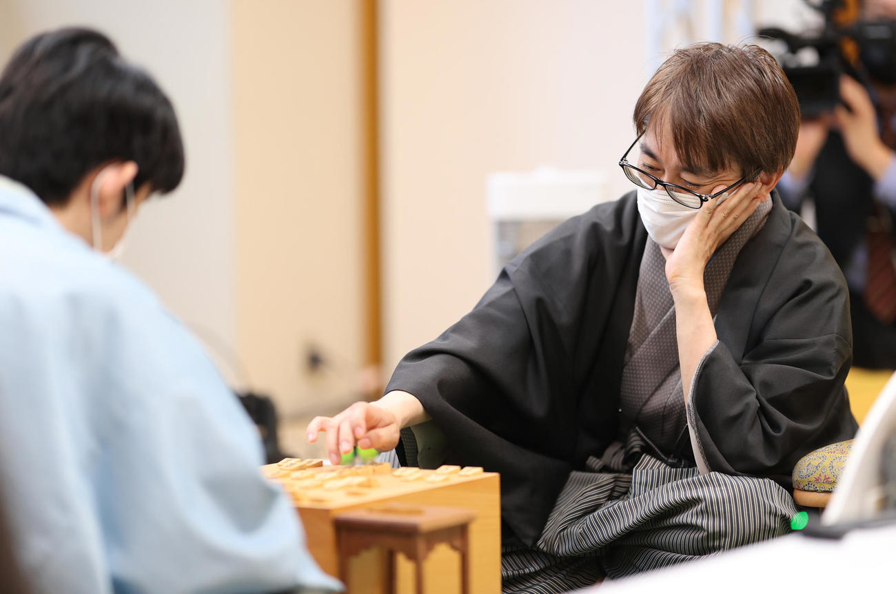 感想戦をする羽生善治九段（代表撮影）