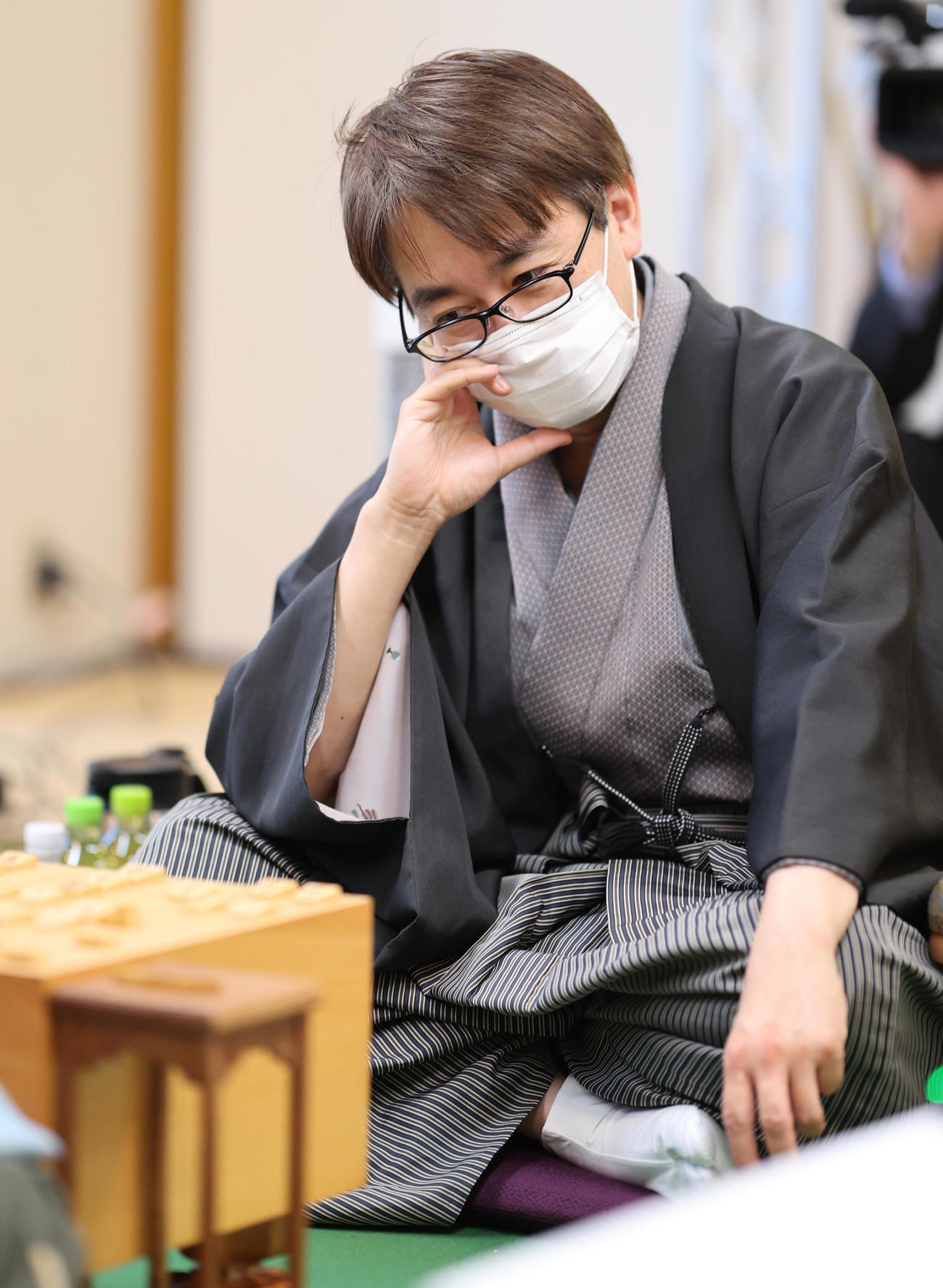 感想戦をする羽生善治九段（代表撮影）