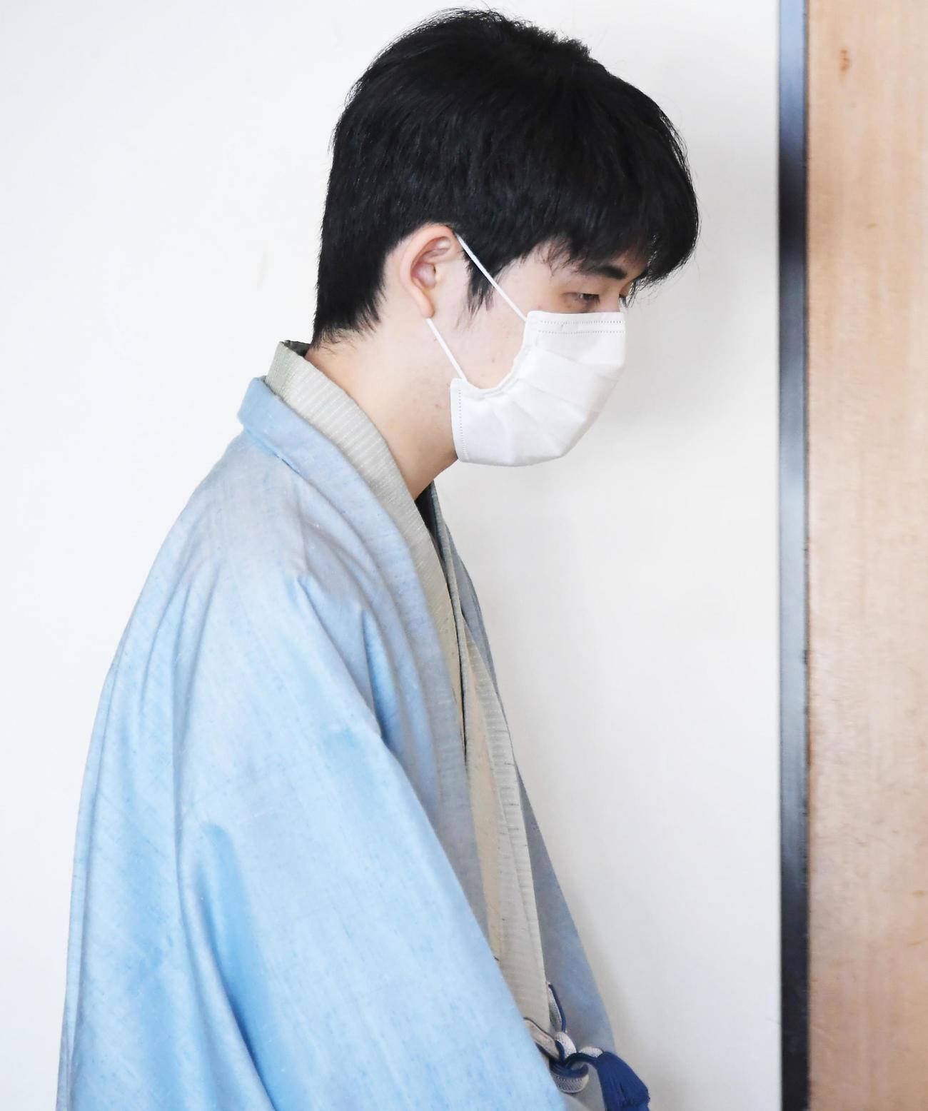 対局室に入る藤井聡太王将